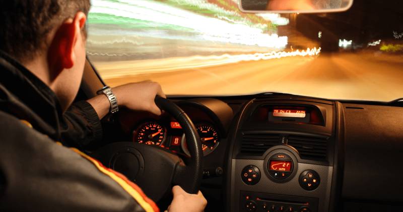 Nằm Mơ Thấy Mình Lái Xe Ô Tô Đánh Số Mấy Dễ Trúng? 3 Cảm giác tốc độ – Khi tham vọng vượt giới hạn