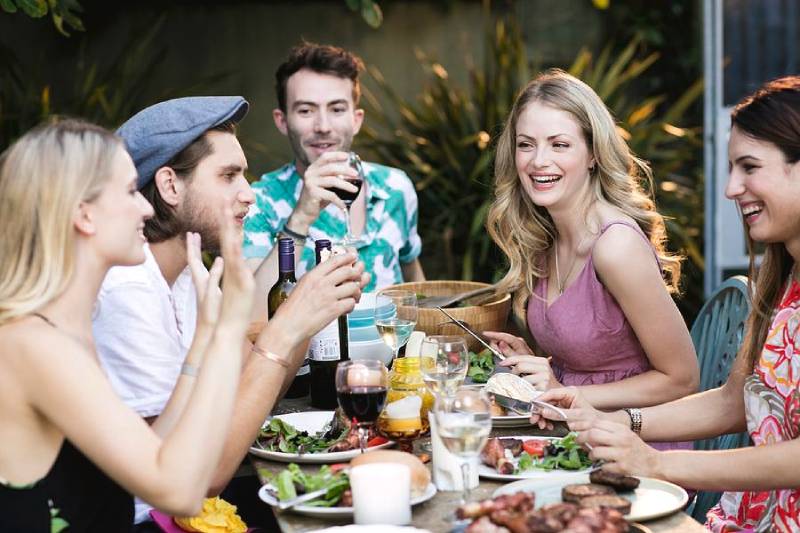 Gặp lại bạn cũ trong giấc mơ – hoài niệm và cơ hội